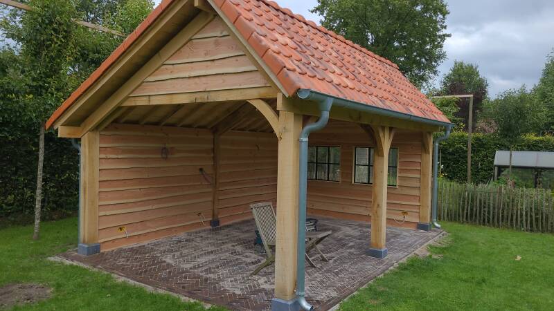 Bijgebouw eik met douglas planken