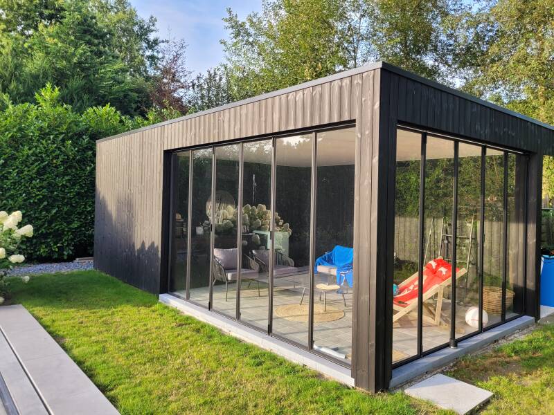 Modern poolhouse met stalen vouwramen