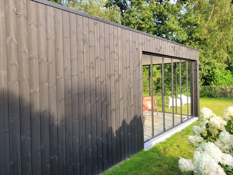 Poolhouse binnenzicht met vouwramen