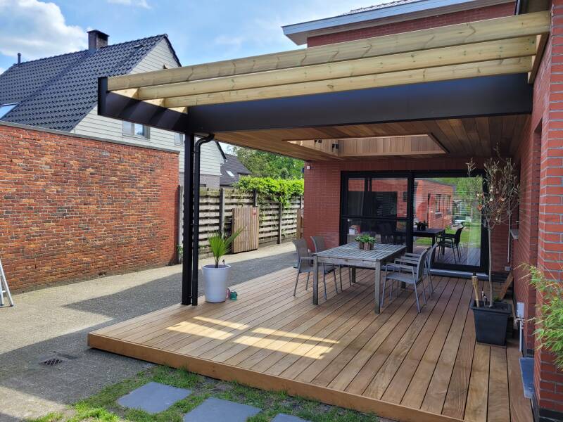 Terrasoverkapping met staalconstructie